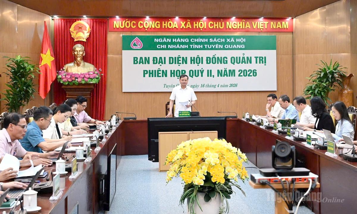 Các đại biểu tham dự phiên họp Ban đại diện Hội đồng quản trị Ngân hàng Chính sách xã hội tỉnh.
