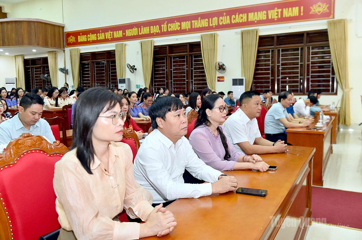 Các đồng chí lãnh đạo Báo và phát thanh, truyền hình Tuyên Quang dự cổ vũ cho các thí sinh tại Hội thi.