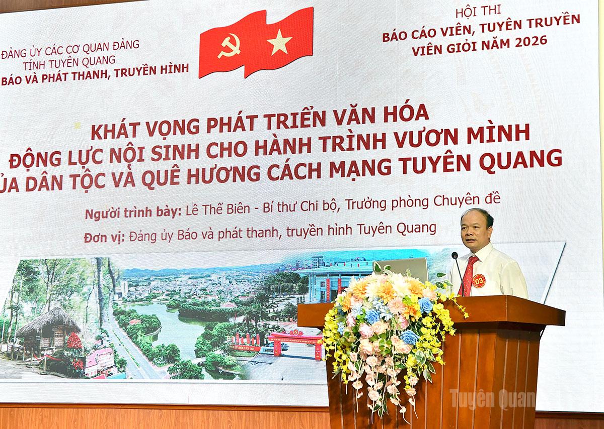 Thí sinh Lê Thế Biên, Bí thư chi bộ, Trưởng phòng Chuyên đề, Báo và phát thanh, truyền hình Tuyên Quang trình bày phần thi.