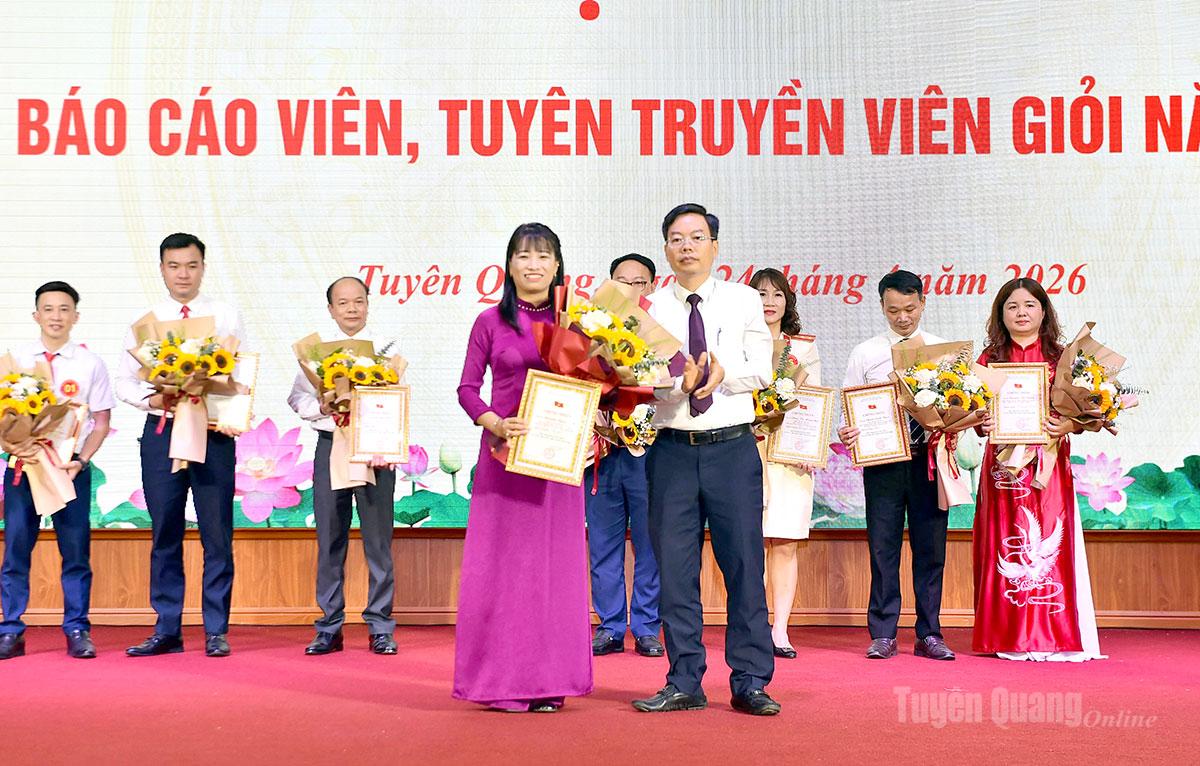 Đồng chí Nguyễn Lam Sơn, Phó Trưởng ban Thường trực Ban Tuyên giáo và Dân vận Tỉnh ủy trao giả Nhất cho thí sinh Nguyễn Ngọc Ánh.
