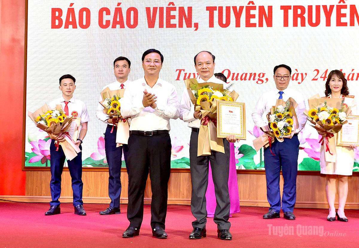 Đồng chí Nguyễn Thành Trung, Phó Trưởng  Ban Tổ chức Tỉnh ủy trao giải Nhì cho thí sinh Lê Thế Biên.