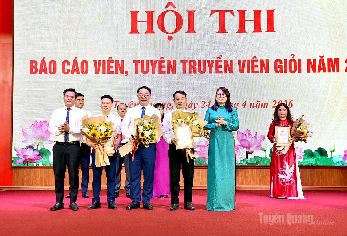 Các đồng chí lãnh đạo Báo và phát thanh, truyền hình Tuyên Quang, Sở Văn Hóa Thể thao và Du lịch trao giải Ba cho các thí sinh.