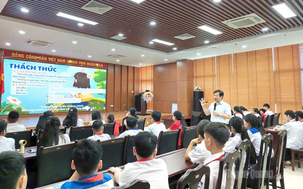 Học viên được trang bị các kỹ năng mềm như giao tiếp, làm việc nhóm và hướng dẫn sử dụng bộ công cụ thu thập thông tin.