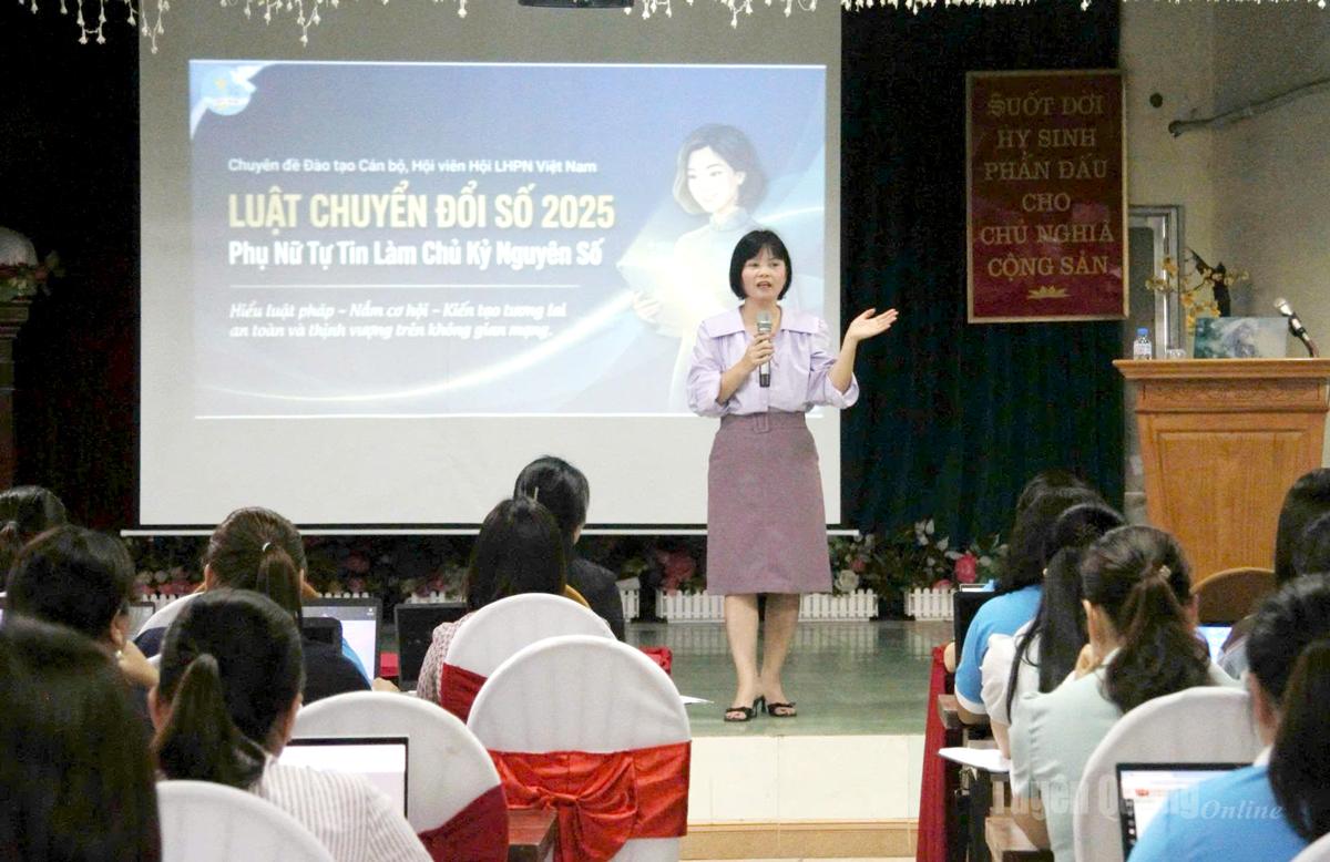 Báo cáo viên Trung ương Hội Liên hiệp Phụ nữ Việt Nam truyền đạt các nội dung tập huấn cho cán bộ cơ sở.