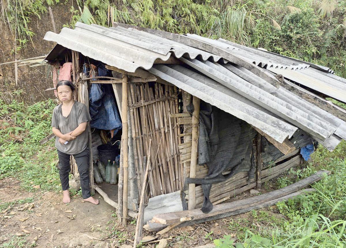 Bà Cháng Thị Lau, thôn Phiêng Đề, xã Mậu Duệ bên ngôi nhà tạm bợ.