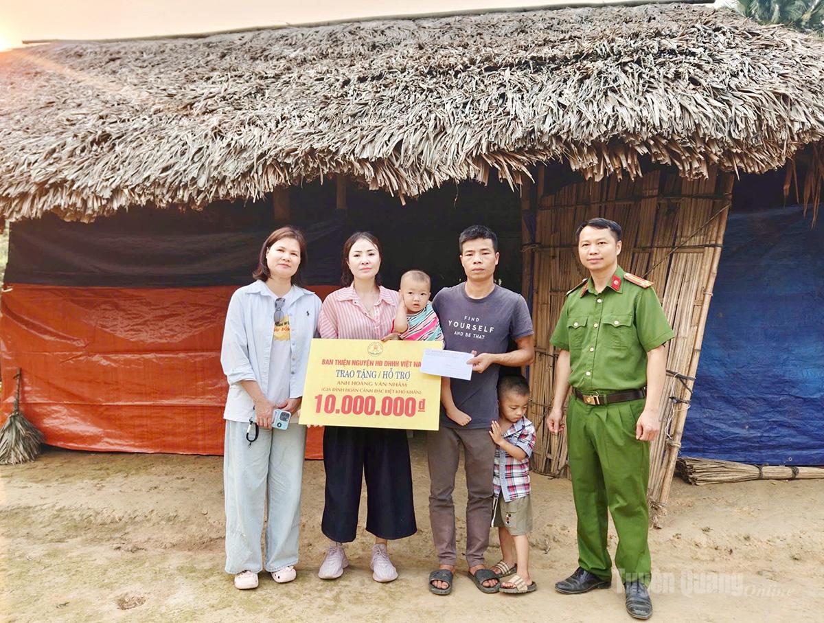 Ban Thiện nguyện – Hội đồng dòng họ Hoàng Huỳnh Việt Nam trao tiền hỗ trợ cho gia đình anh Hoàng Văn Nhân, thôn Chương, xã Hùng Lợi.