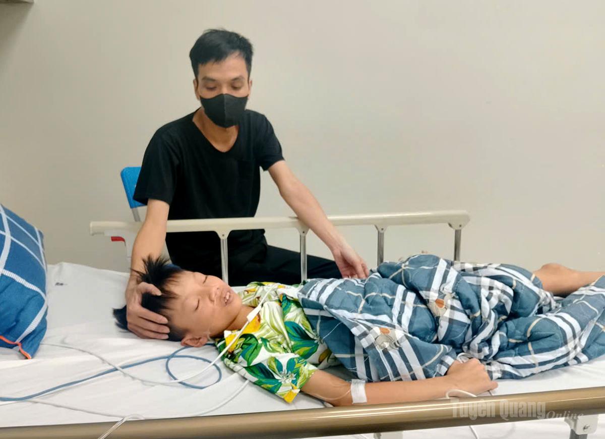 Em Hoàng Lý Minh Khôi, lớp 7B, trường THCS Ỷ La, phường Minh Xuân, được gia đình chăm sóc tại Bệnh viện Nhi Trung ương – Hà Nội.