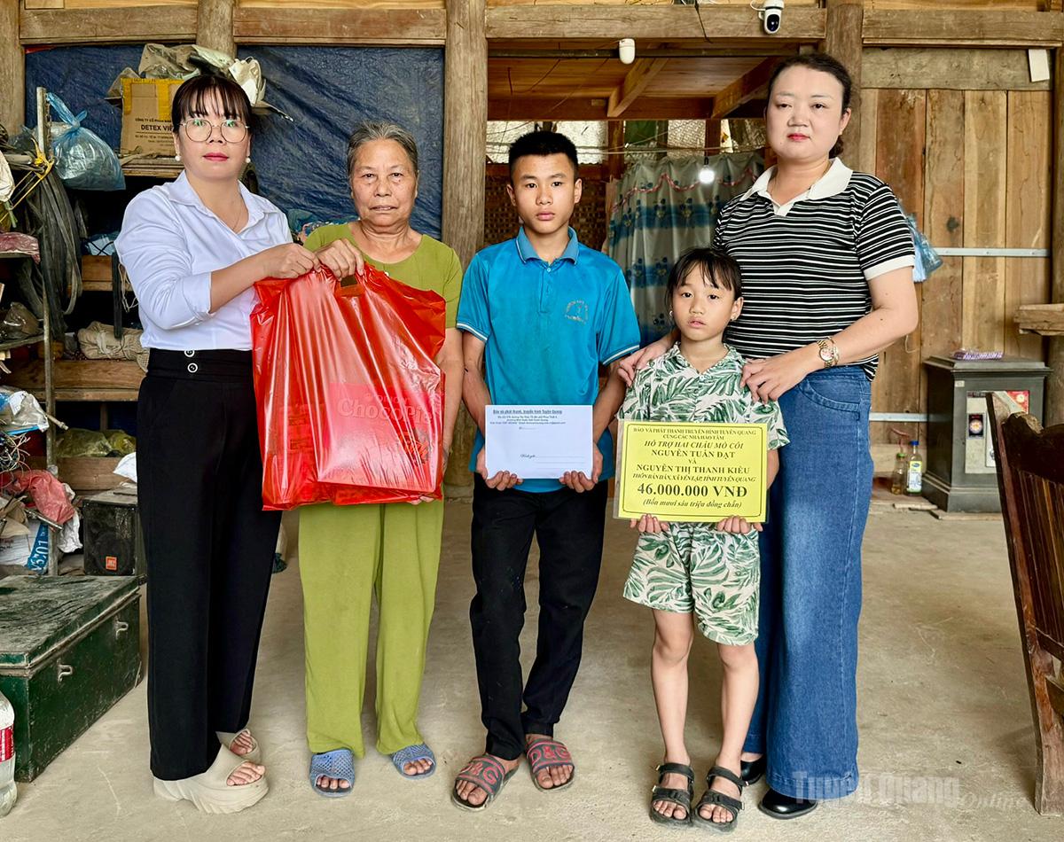 Báo và phát thanh, truyền hình Tuyên Quang trao tiền hỗ trợ cho Nguyễn Tuấn Đạt và Hoàng Thị Kiều, thôn Bản Dần, xã Yên Lập tỉnh Tuyên Quang.