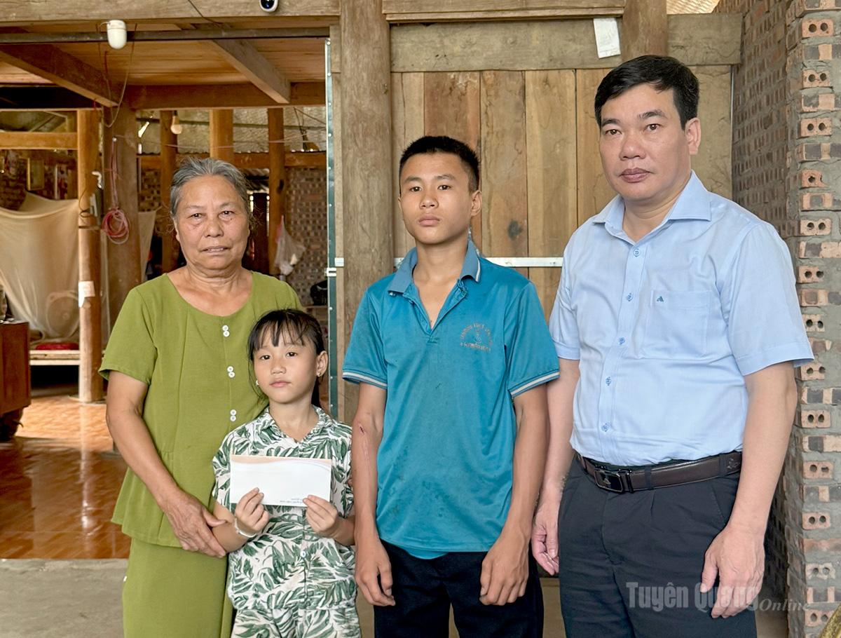 Lãnh đạo Ủy ban MTTQ Việt Nam tỉnh Tuyên Quang tặng quà cho 2 bé mồ côi, thôn Bản Dần.