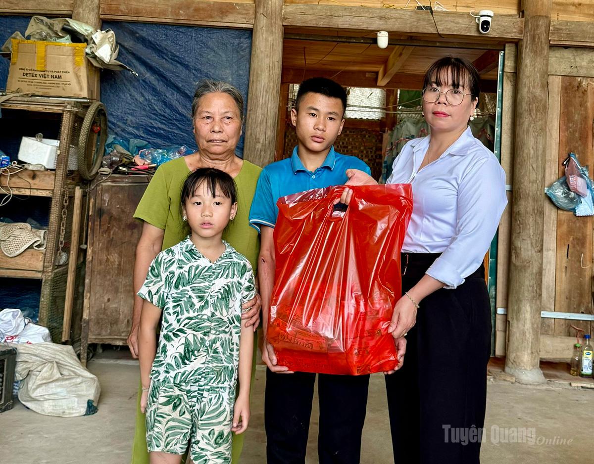 Hội Liên hiệp phụ nữ xã Yên Lập trao tiền hỗ trợ cho 2 bé mồ côi.