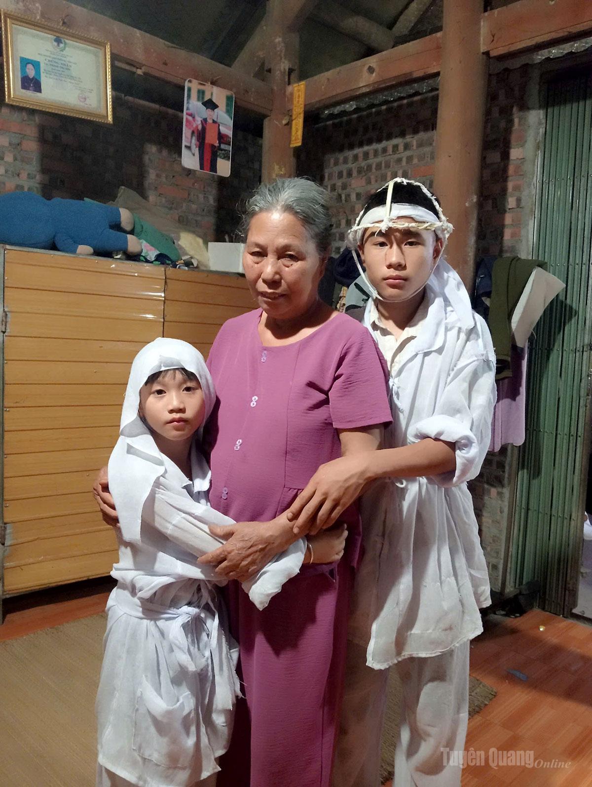 Hai cháu Nguyễn Tuấn Đạt và Nguyễn Thị Thanh Kiều, Bản Dần, xã Yên Lập, tỉnh Tuyên Quang chỉ có bà nội là chỗ dựa duy nhất.