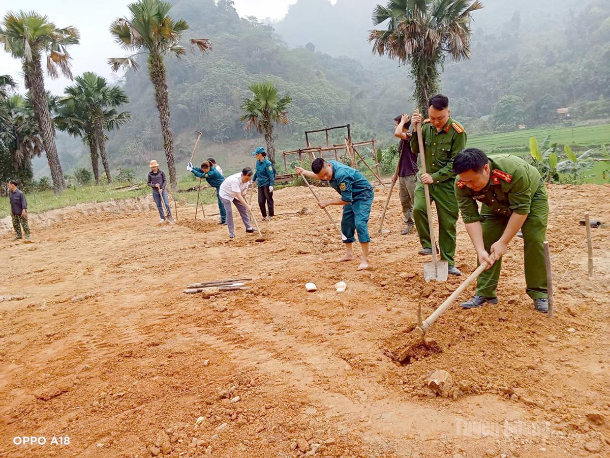 Khởi công xây dựng nhà cho gia đình anh Hoàng Văn Nhâm, thôn Chương, xã Hùng Lợi.