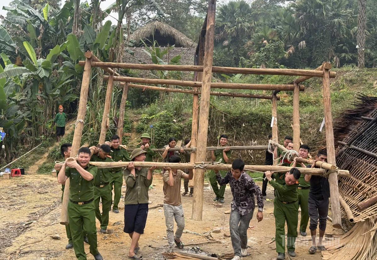 Cán bộ, chiến sỹ Công an xã Hùng Lợi, tỉnh Tuyên Quang hỗ trợ tháo dỡ nhà cũ cho gia đình anh Hoàng Văn Nhâm.
