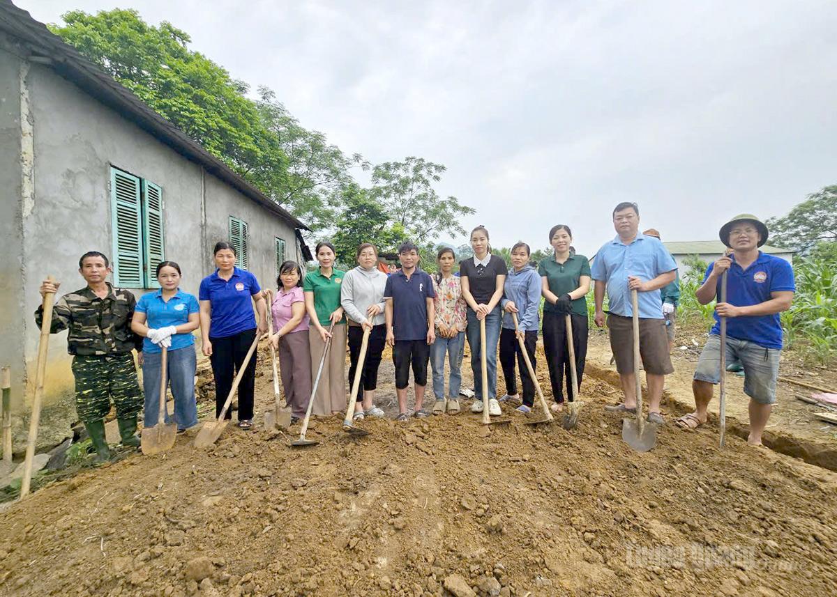 Tổ chức, cá nhân tham gia khởi công xây dựng nhà cho gia đình anh Đặng Văn Cu và chị Lý Thị Trao, thôn Lang Chua, xã Trung Hà tỉnh Tuyên Quang.