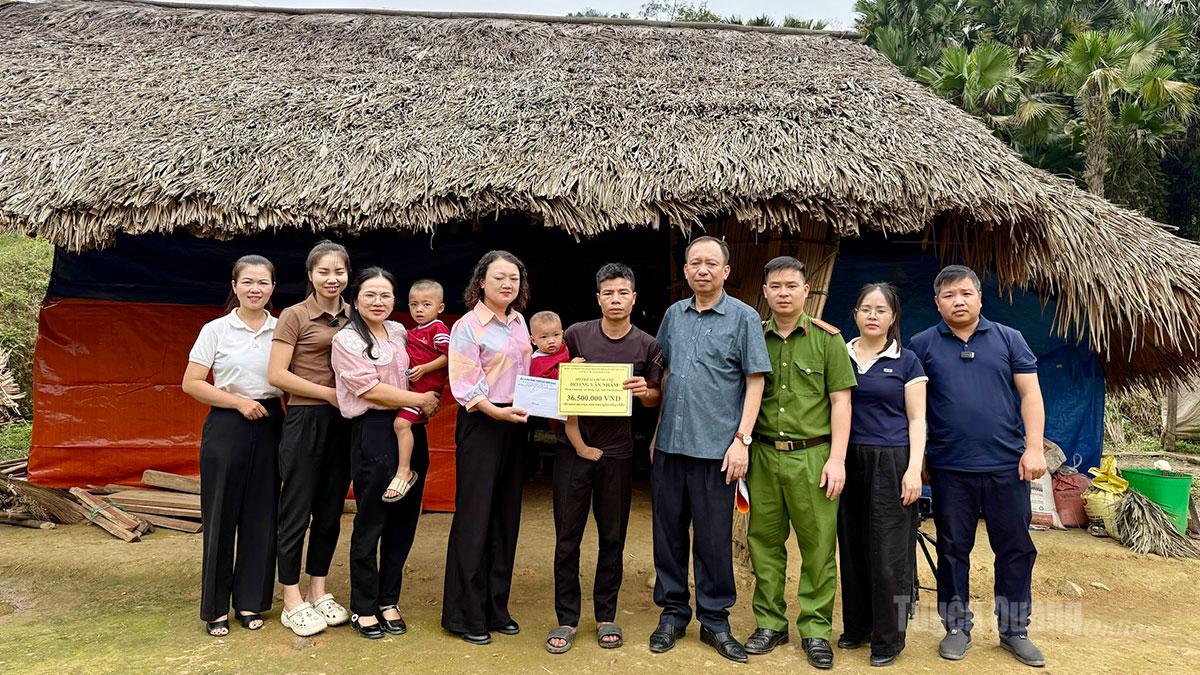 Báo và phát thanh, truyền hình Tuyên Quang và Đảng ủy, Công an xã Hùng Lợi cùng các nhà hảo tâm trao tiền hỗ trợ cho gia đình anh Hoàng Văn Nhâm, thôn Chương.