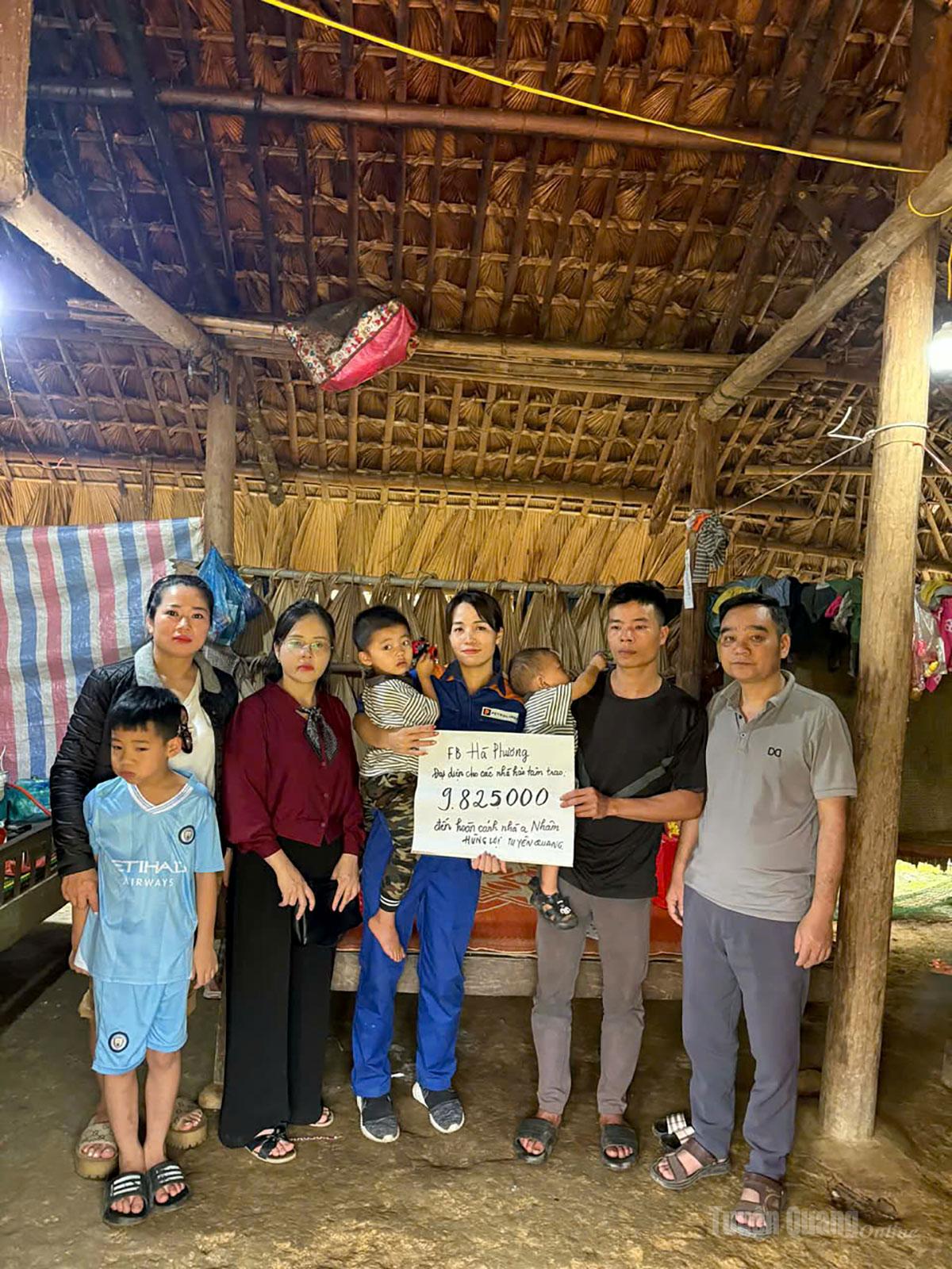 facebook Hà Phương trao tiền hỗ trợ cho gia đình anh Hoàng Văn Nhâm.