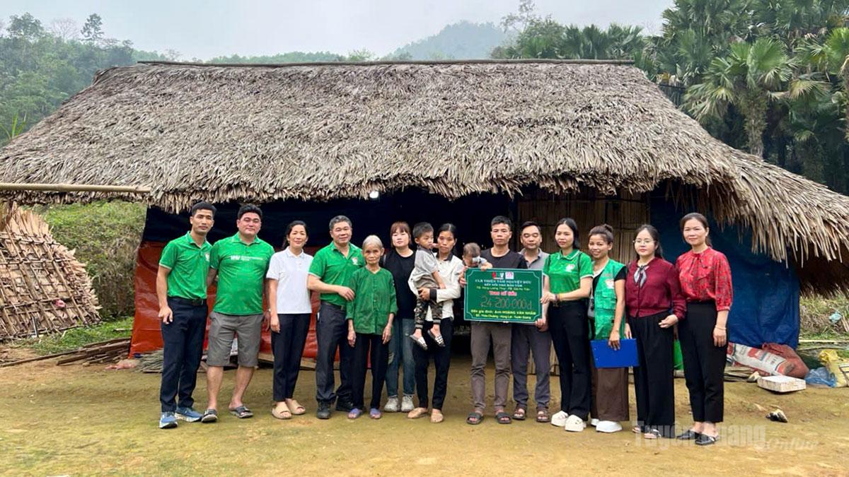 Facebook Gái Họ Trần kết nối với Câu lạc bộ Thiện Tâm Nguyện Đức, tỉnh Phú Thọ và facebook Hồng Lương Thúy trao tiền hỗ trợ cho gia đình anh Hoàng Văn Nhâm.