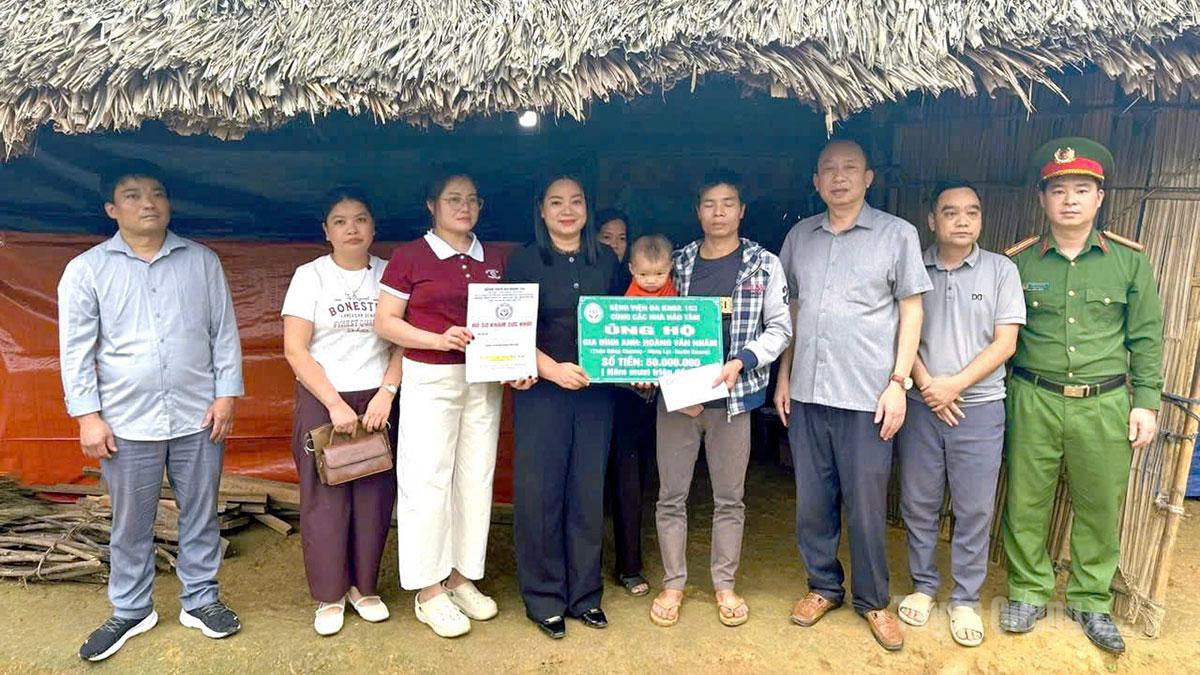 Bệnh viện Đa khoa 153, phường Minh Xuân, tỉnh Tuyên Quang cùng các nhà hảo tâm trao tiền hỗ trợ cho gia đình anh Hoàng Văn Nhâm,.