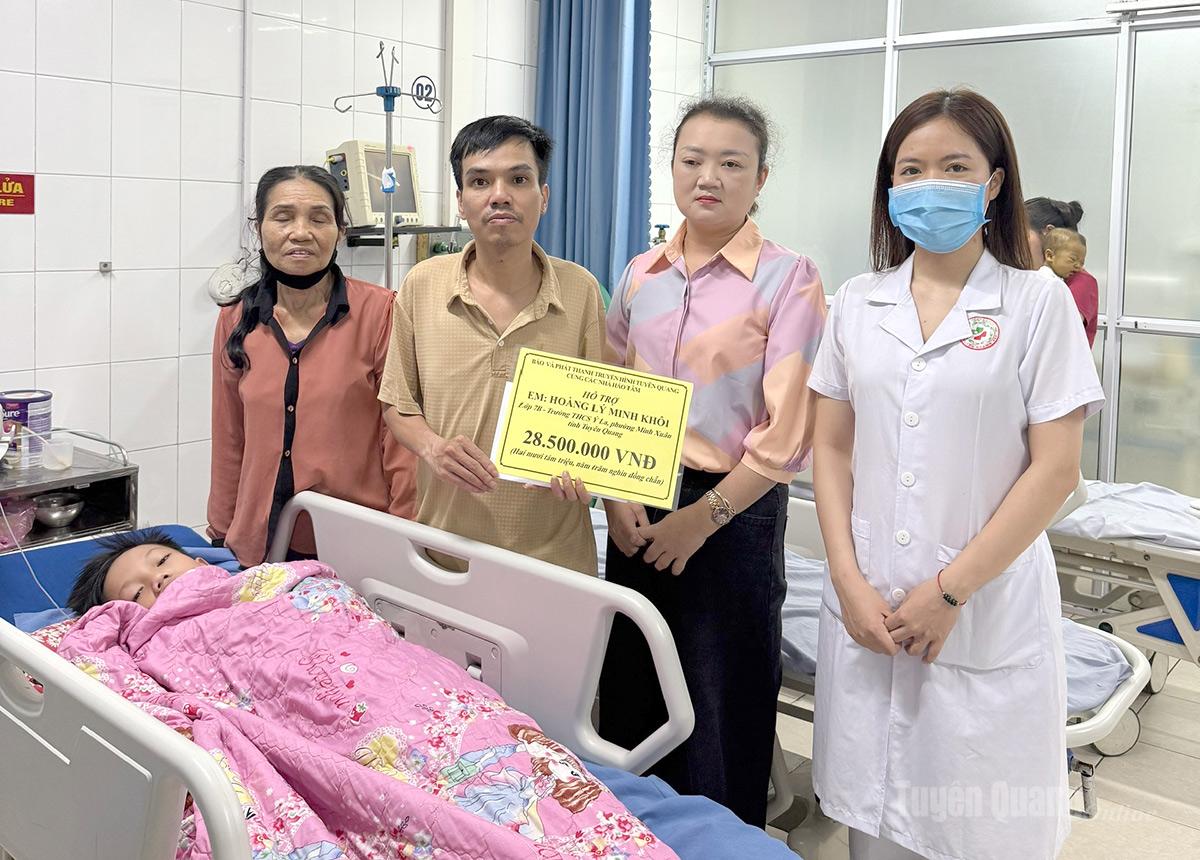 Báo và phát thanh, truyền hình Tuyên Quang trao tiền hỗ trợ cho em Hoàng Lý Minh Khôi, lớp 7B, trường THCS Ỷ La, phường Minh Xuân.