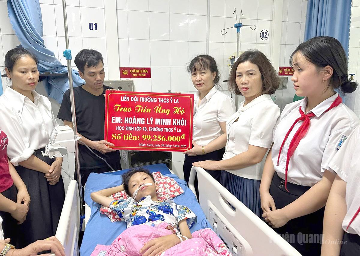 Tập thể, cán bộ, giáo viên và phụ huynh học sinh trường THCS Ỷ La trao tiền hỗ trợ cho em Hoàng Lý Minh Khôi.