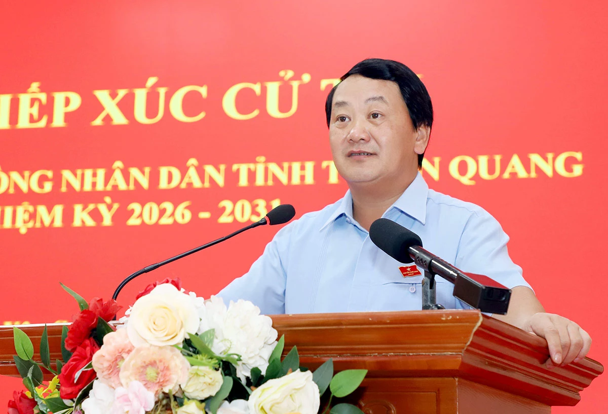 Đồng ch&iacute; Hầu A Lềnh, Ủy vi&ecirc;n BCH Trung ương Đảng, B&iacute; thư Tỉnh ủy, đại biểu HĐND tỉnh kh&oacute;a XX ph&aacute;t biểu tại buổi tiếp x&uacute;c cử tri x&atilde; Y&ecirc;n Sơn.