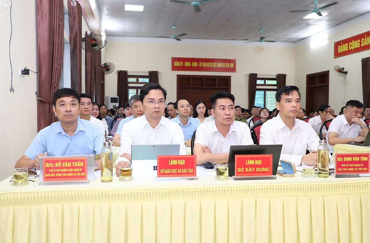 L&atilde;nh đạo c&aacute;c sở, ng&agrave;nh, x&atilde; Y&ecirc;n Sơn dự buổi tiếp x&uacute;c cử tri.