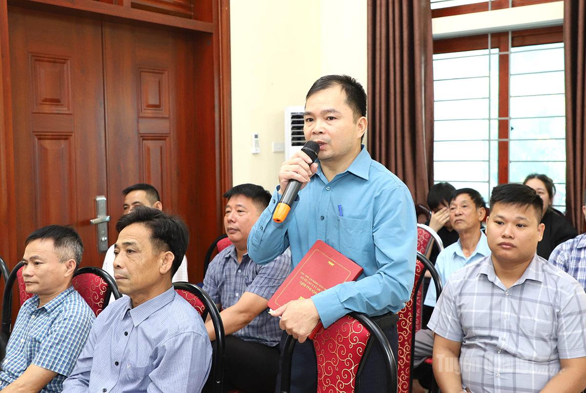 Cử tri Ho&agrave;ng Văn Nghi&ecirc;m, B&iacute; thư Chi bộ - Trưởng th&ocirc;n 21, x&atilde; Y&ecirc;n Sơn n&ecirc;u đề xuất, kiến nghị tại buổi tiếp x&uacute;c.