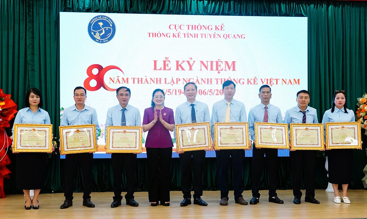 Lãnh đạo Đảng ủy UBND tỉnh trao tặng Bằng khen của Chủ tịch UBND tỉnh cho các cá nhân của Thống kê tỉnh có thành tích xuất sắc trong công tác thống kê nhân kỷ niệm 80 năm Ngày thành lập ngành Thống kê Việt Nam.