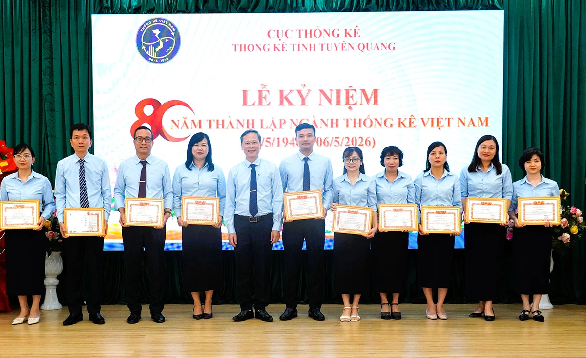 Lãnh đạo Thống kê tỉnh trao tặng Giấy khen cho các cá nhân vì có thành tích xuất sắc trong công tác thống kê nhân kỷ niệm 80 năm Ngày thành lập ngành Thống kê Việt Nam.