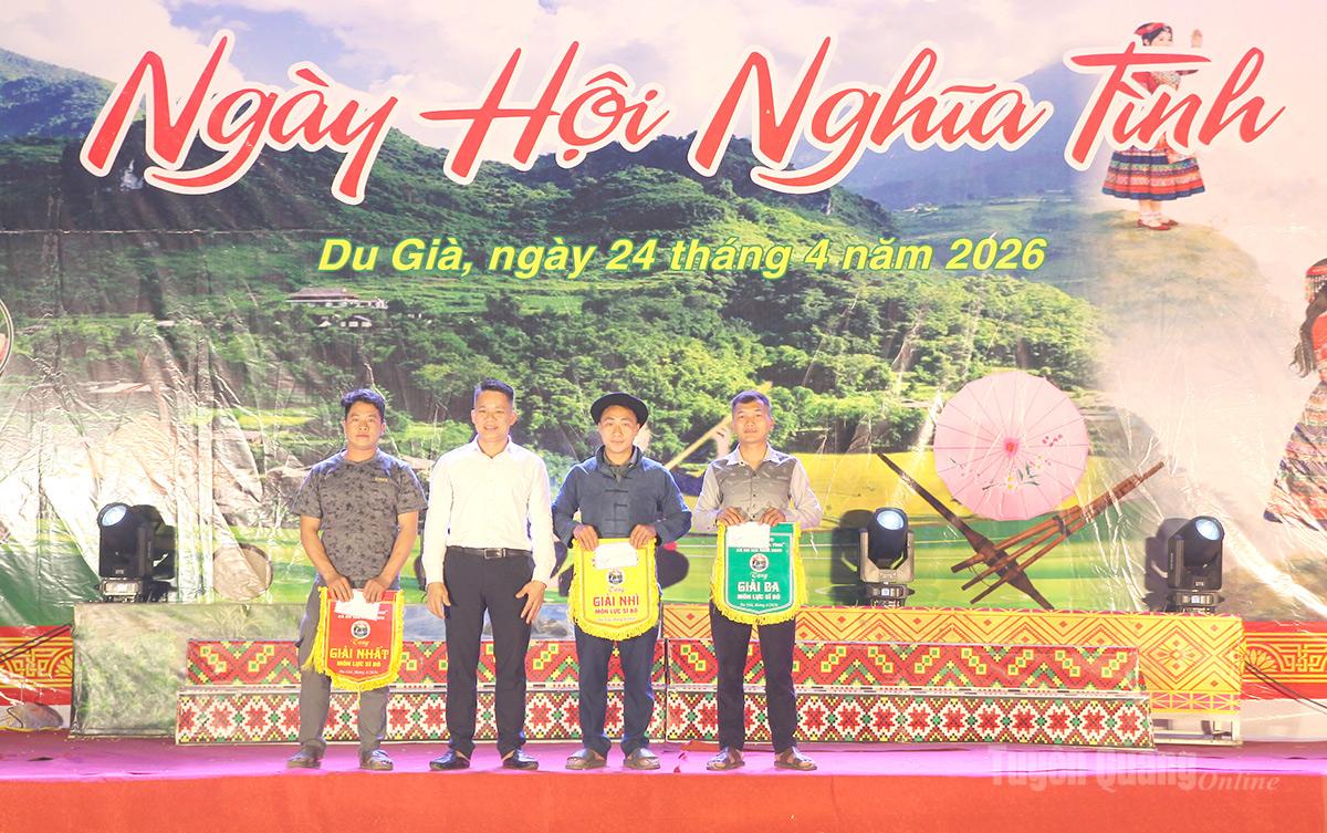 Ban Tổ chức trao giải nội dung thi lực sĩ bò.