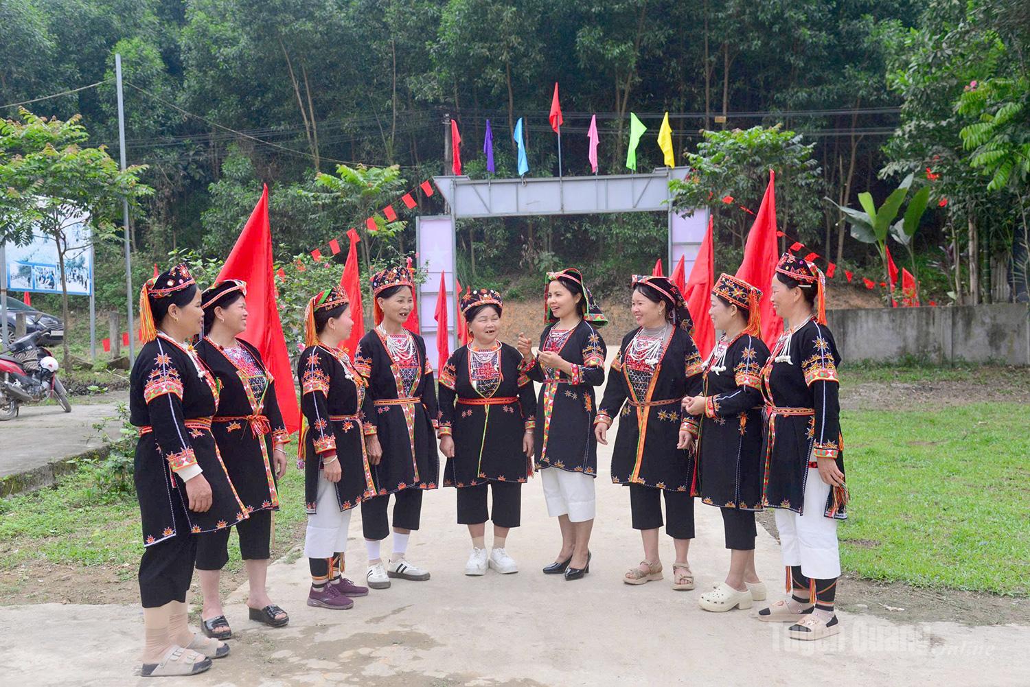 Cử tri đồng bào dân tộc Dao quần trắng tại điểm bầu cử thôn Cây Thông, xã Hùng Đức phấn khởi hoàn thành nghĩa vụ công dân trong ngày bầu cử.