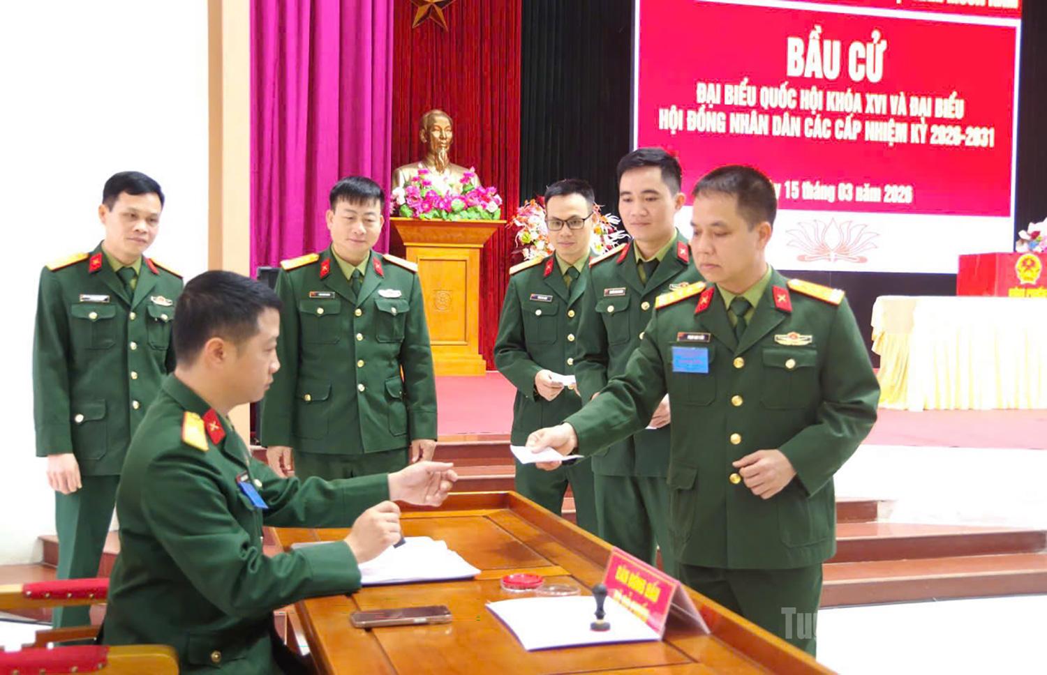 Cán bộ, chiến sĩ Trung đoàn 247 tham gia bầu cử.