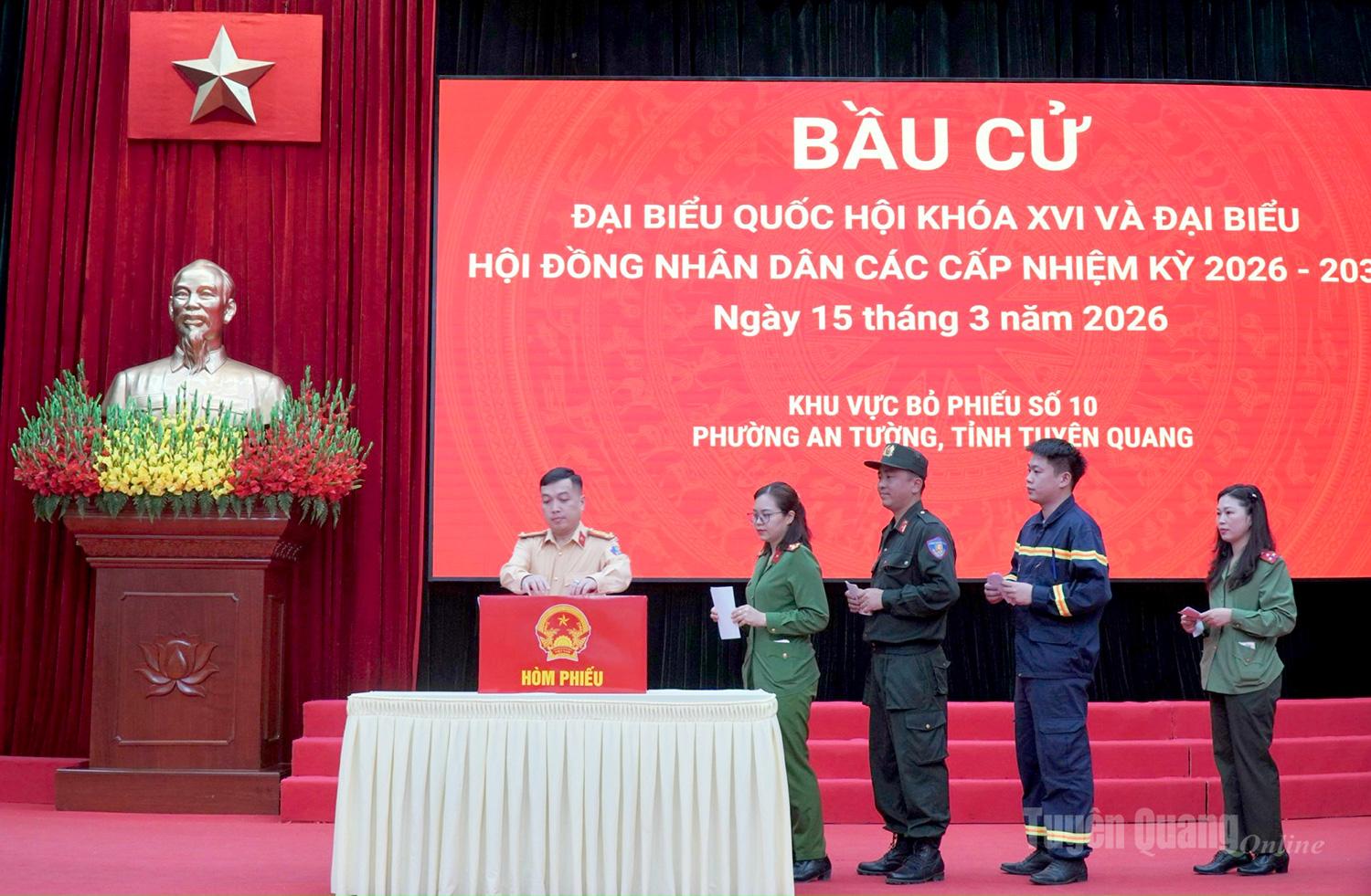 Lực lượng Công an Nhân dân tỉnh Tuyên Quang tham gia bỏ phiếu tại khu vực bỏ phiếu số 10, phường An Tường (Công an tỉnh Tuyên Quang).