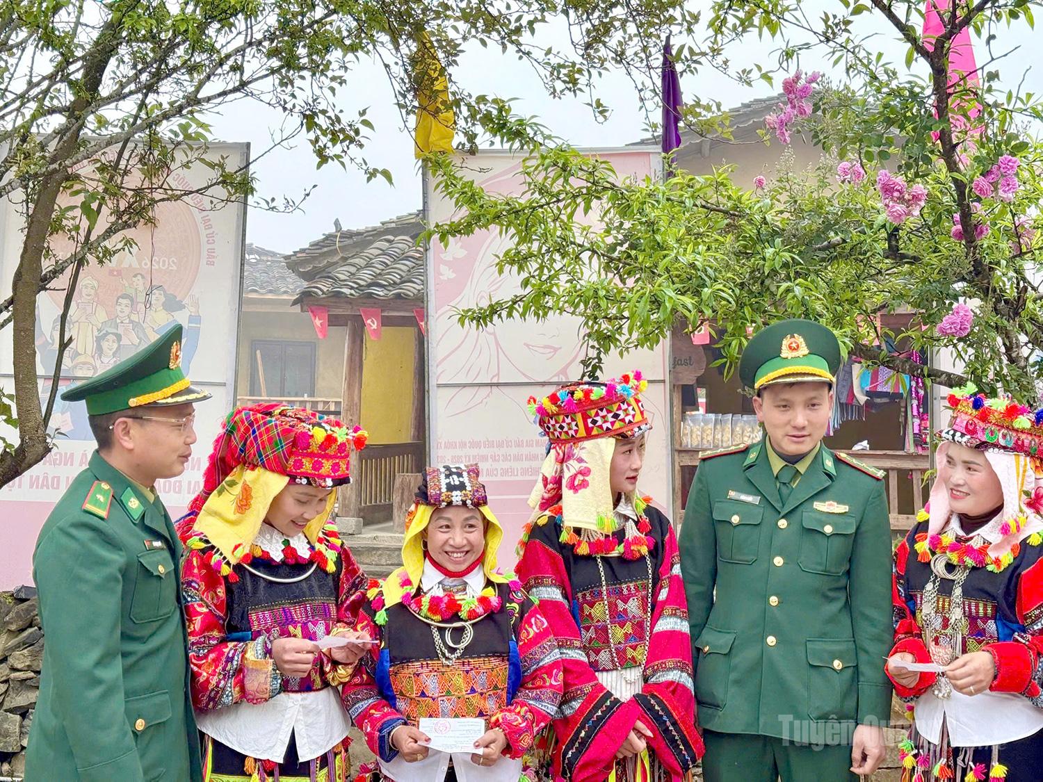 Cử tri vùng cao biên giới phấn khởi, tự hào cầm lá phiếu thực hiện quyền và nghĩa vụ bầu cử .