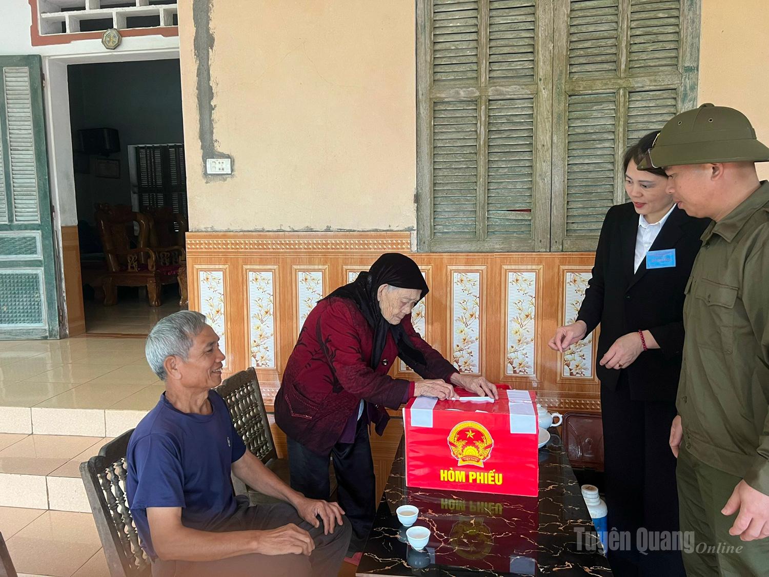 Cử tri Trịnh Thị Phượng, 102 tuổi, Mẹ Liệt sĩ Đinh Đức Nhuận, thôn Vắt Cày, xã Lực Hành bỏ phiếu tại nhà bằng hòm phiếu phụ.