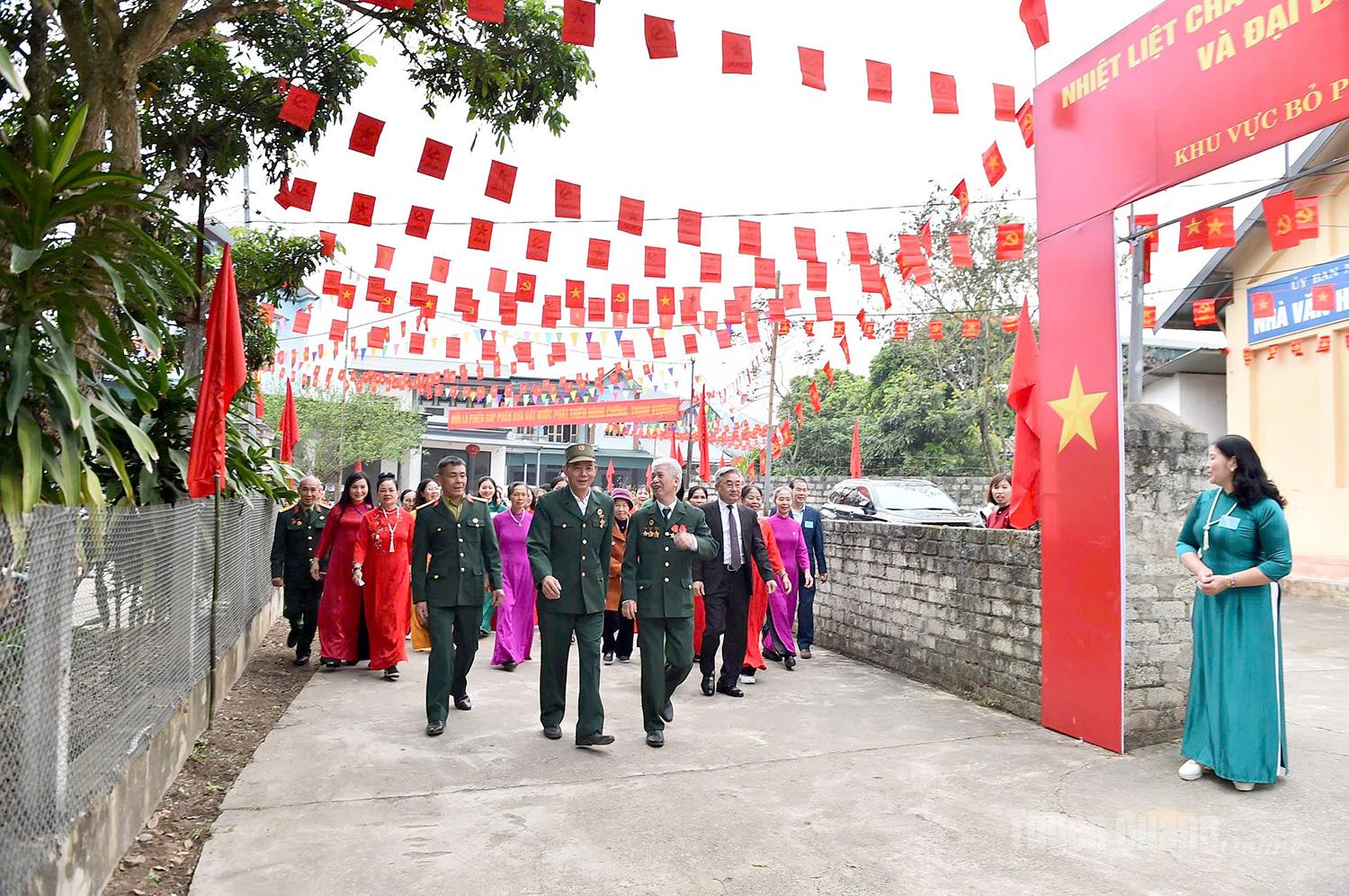 Cử tri thôn Tân Biên 1 xã Thái Bình phấn khởi đi bỏ phiếu.