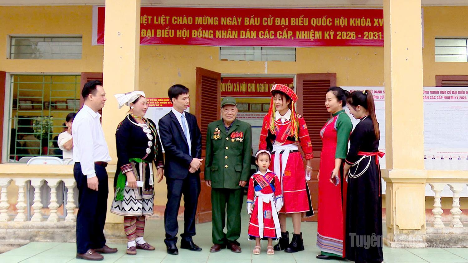 Cử tri các dân tộc trên địa bàn xã Minh Quang phấn khởi tham gia bầu cử. Địa phương đã đạt tỉ lệ 100% cử tri hoàn thành việc bỏ phiếu bầu cử đại biểu  Quốc hội và HĐND các cấp.