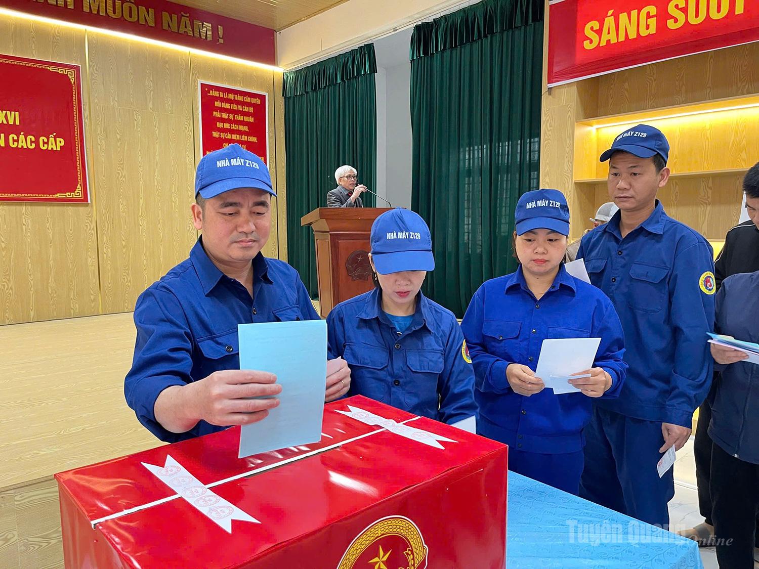 Công nhân Nhà máy Z129 bỏ phiếu tại điểm bỏ phiếu khu vực số 4, xã Nhữ Khê trước giờ làm việc.