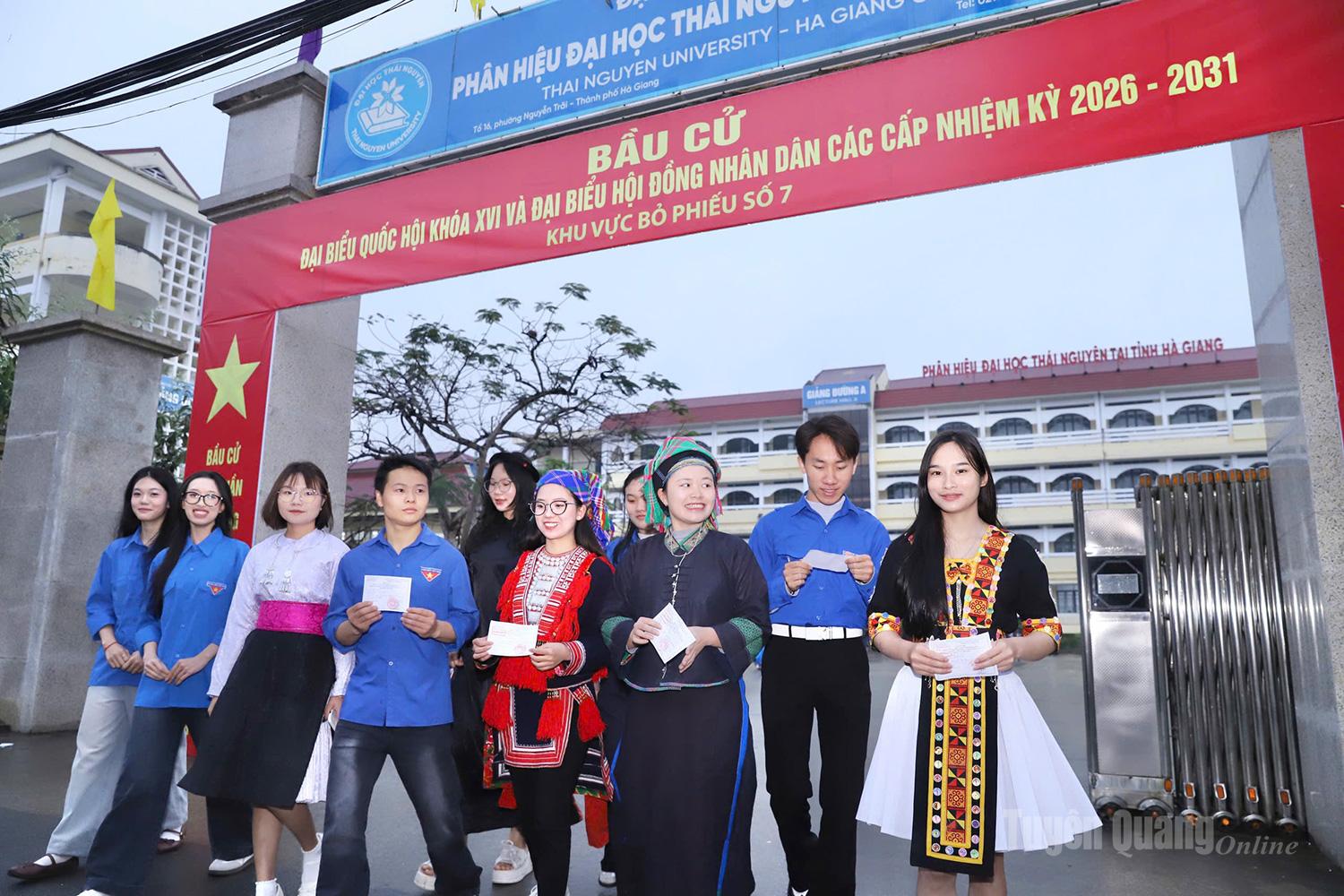 Sinh viên Phân hiệu Đại học Thái Nguyên tại Tuyên Quang phấn khởi sau khi bỏ phiếu, hoàn thành nghĩa vụ công dân.