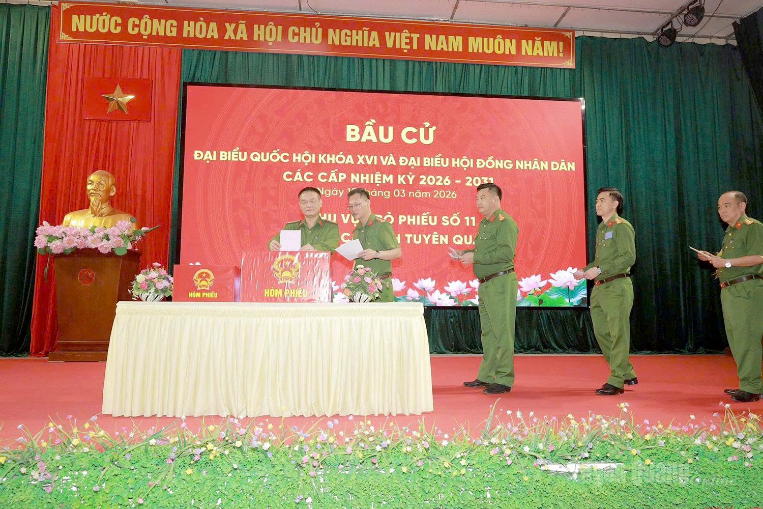 Cán bộ, chiến sĩ Trại giam Quyết Tiến tổ chức bầu cử trang trọng, nghiêm túc, an toàn, đúng quy định của pháp luật.