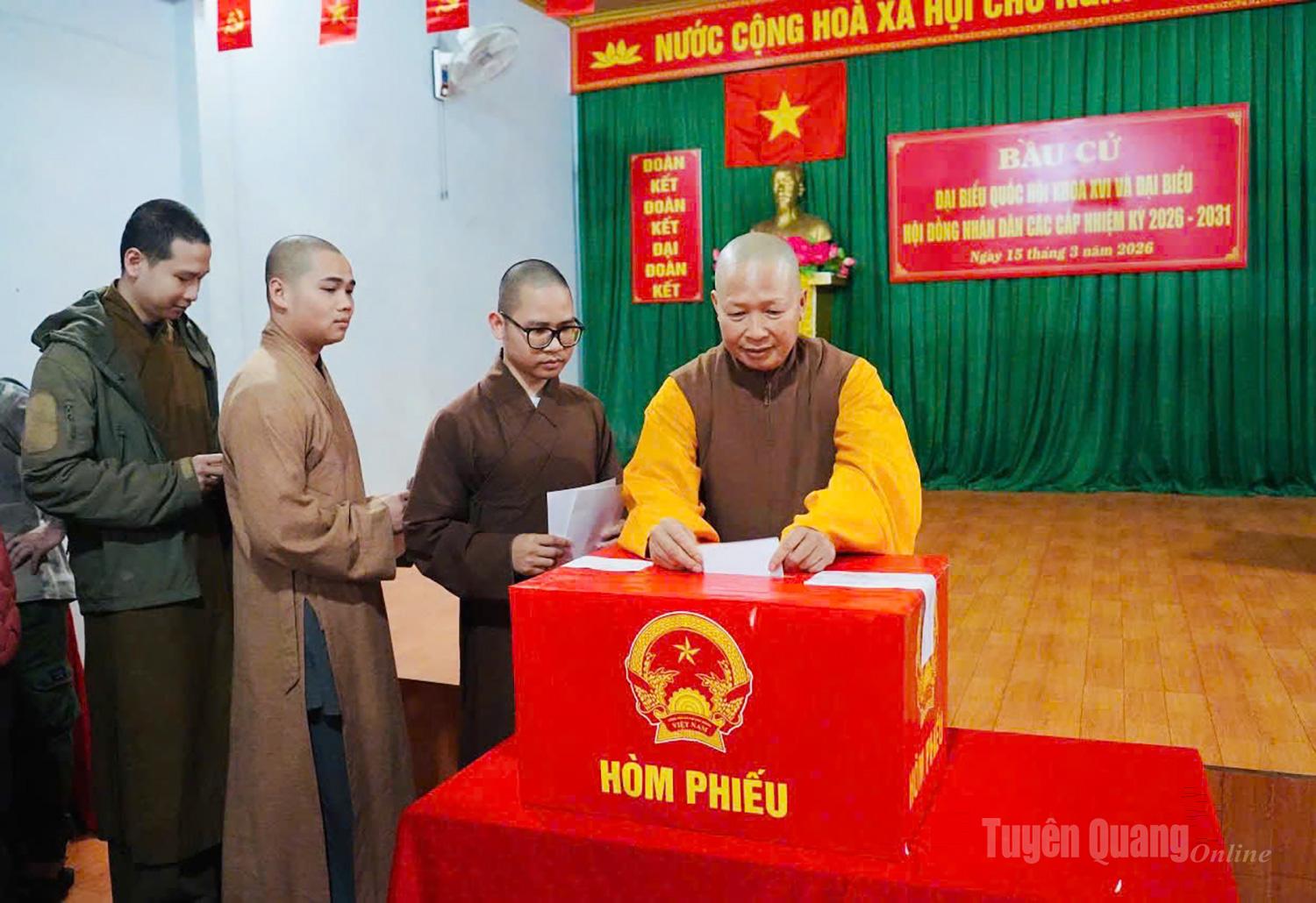 Trụ trì chùa Nậm Dầu, xã Linh Hồ tham gia bỏ phiếu tại đơn vị bầu cử số 1, xã Linh Hồ.