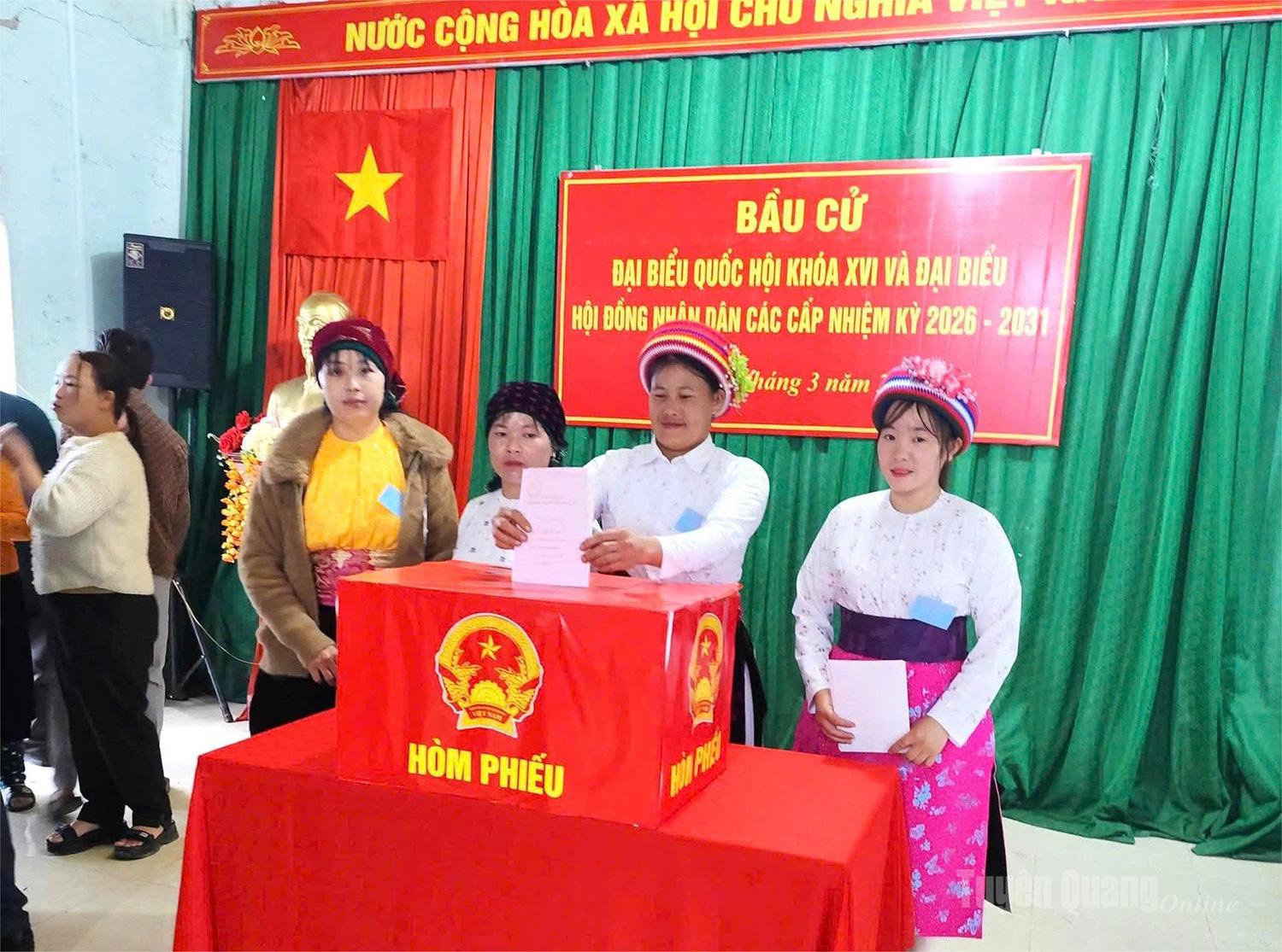 Đồng bào Mông xã biên giới Minh Tân phấn khởi đi bầu cử, thực hiện quyền và nghĩa vụ công dân.