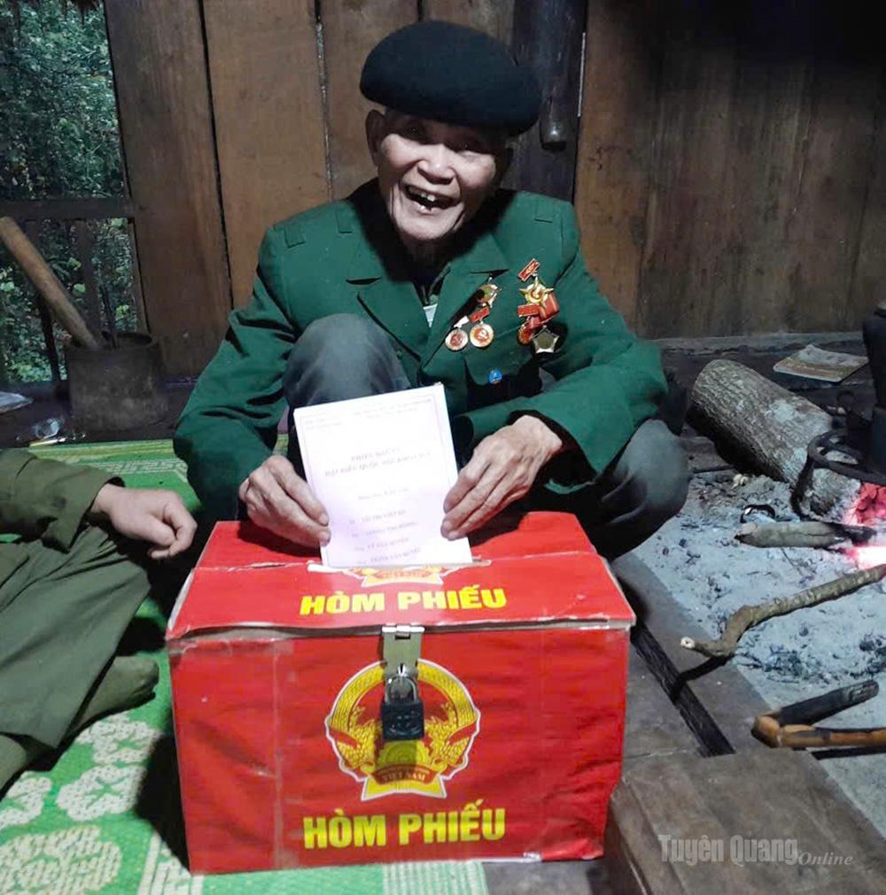 Niềm vui của cử tri Cựu chiến binh cao tuổi xã Khuôn Lùng khi được hỗ trợ bỏ phiếu tại nhà.