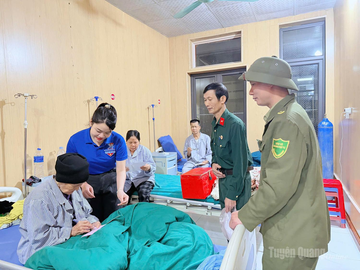 Hòm phiếu được đưa đến tận giường bệnh cho cử tri bỏ phiếu (ảnh chụp tại Bệnh viện Đa khoa khu vực Bắc Quang).