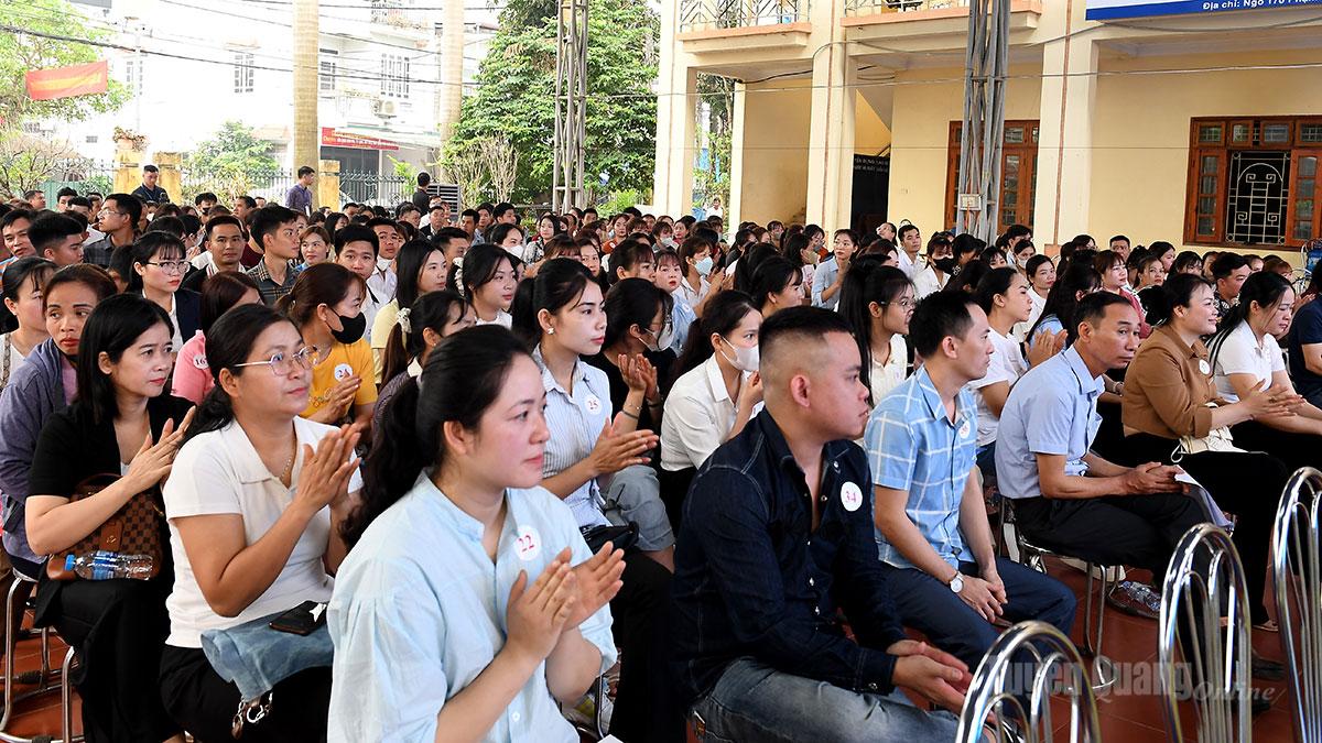 Đông đảo người lao động tham gia Ngày hội tuyển dụng Vinpearl Tuyên Quang.