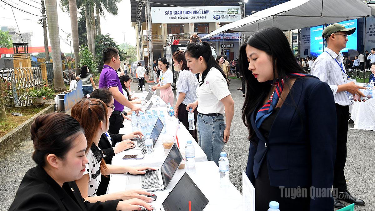 Người lao động đăng ký ứng tuyển vào các vị trí tuyển dụng.