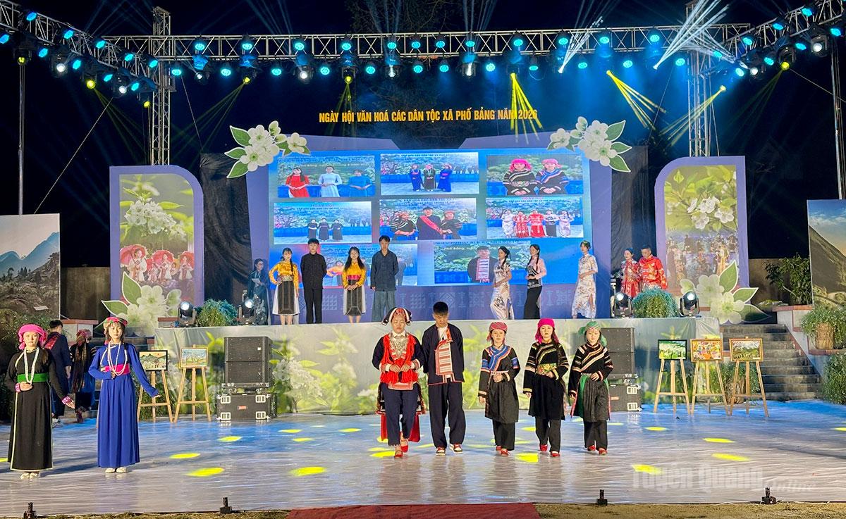 Phần thi trang phục truyền thống ấn tượng.