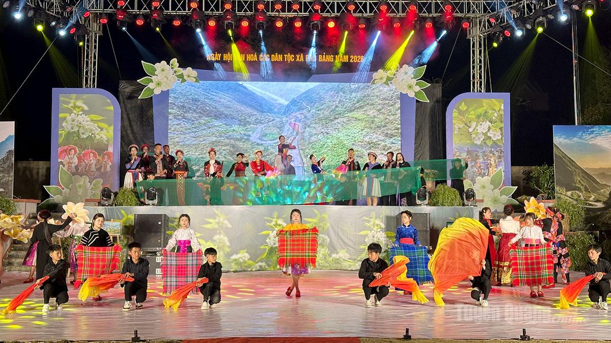 Chương trình nghệ thuật đặc sắc trong ngày hội.