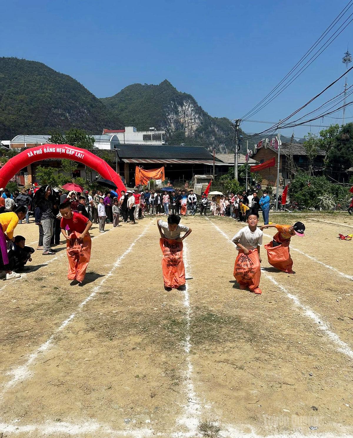 Thi các trò chơi dân gian.