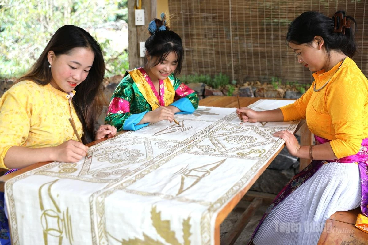 Young Mong women in Then Pa Village, Lung Cu Commune continue to preserve and promote the traditional beeswax painting craft of their ethnic group.